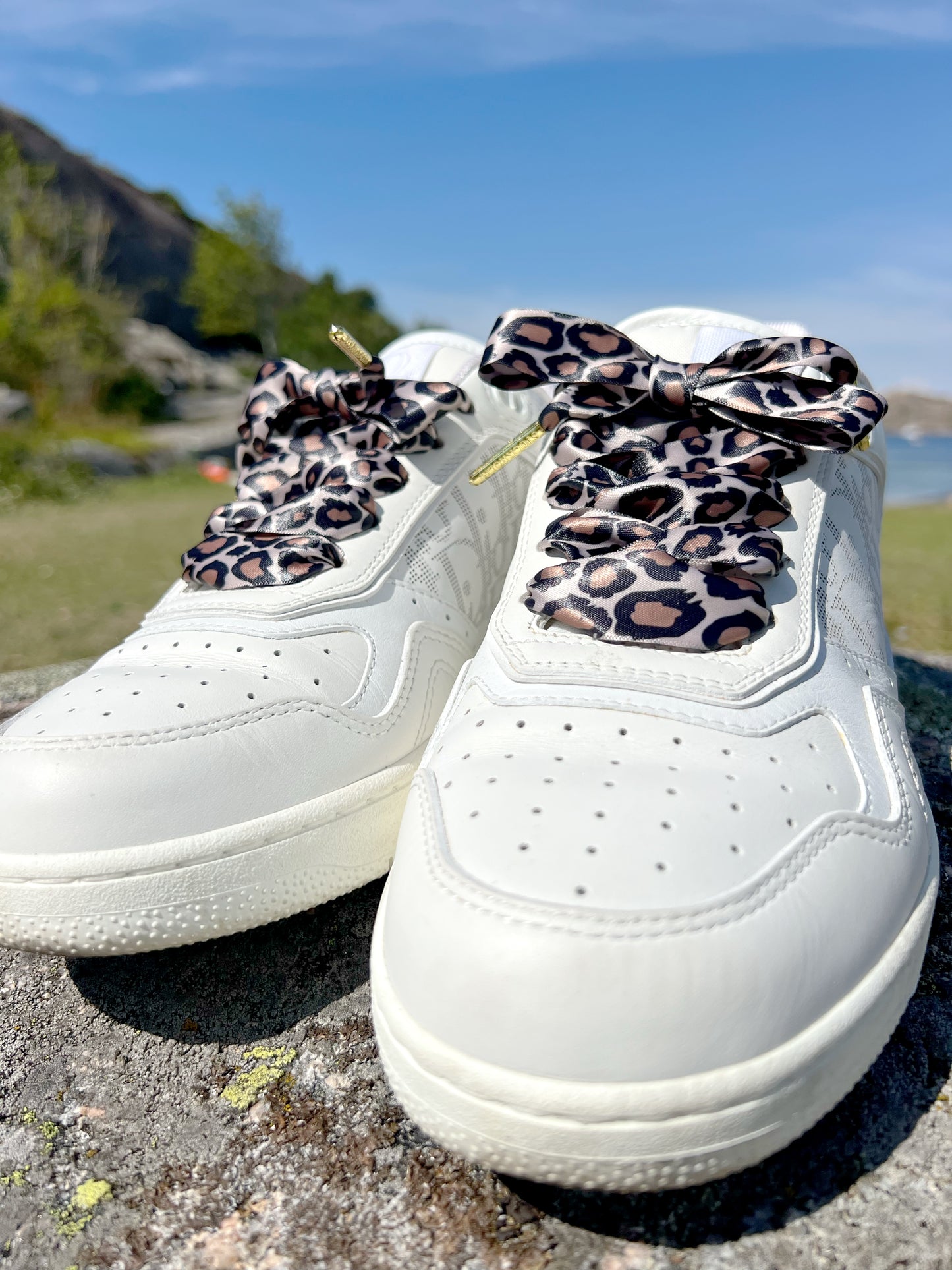 Beige Leopard 2cm – Beige Leopardmönstrade Siden Skosnören med Gulddetaljer (Sample)