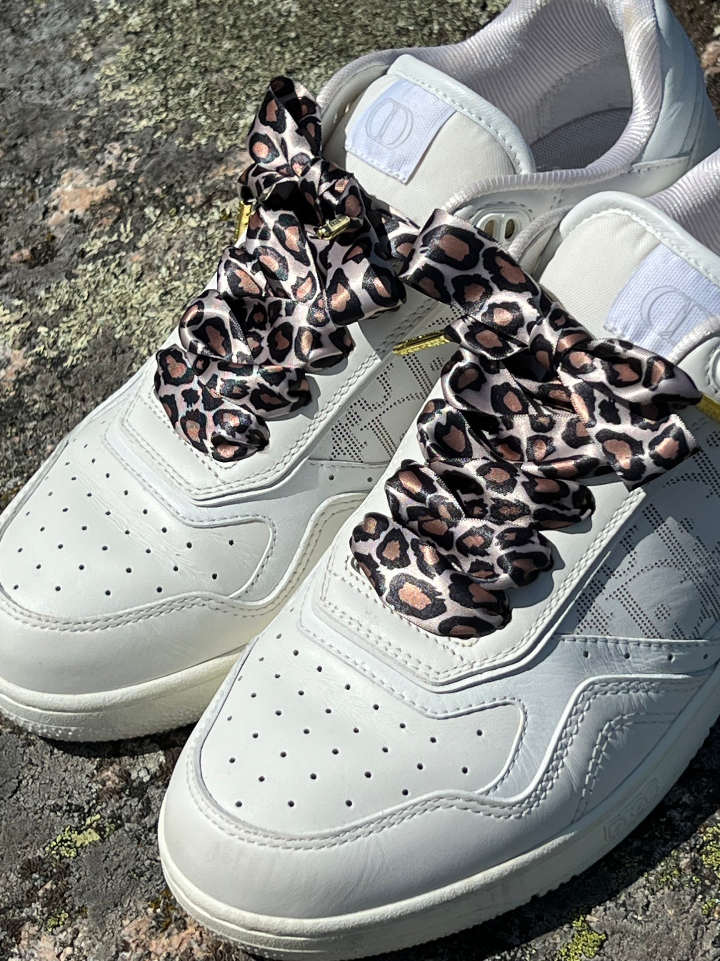 Beige Leopard 2cm – Beige Leopardmönstrade Siden Skosnören med Gulddetaljer (Sample)