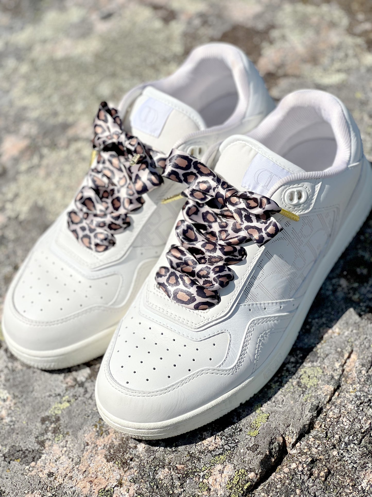 Beige Leopard 2cm – Beige Leopardmönstrade Siden Skosnören med Gulddetaljer (Sample)