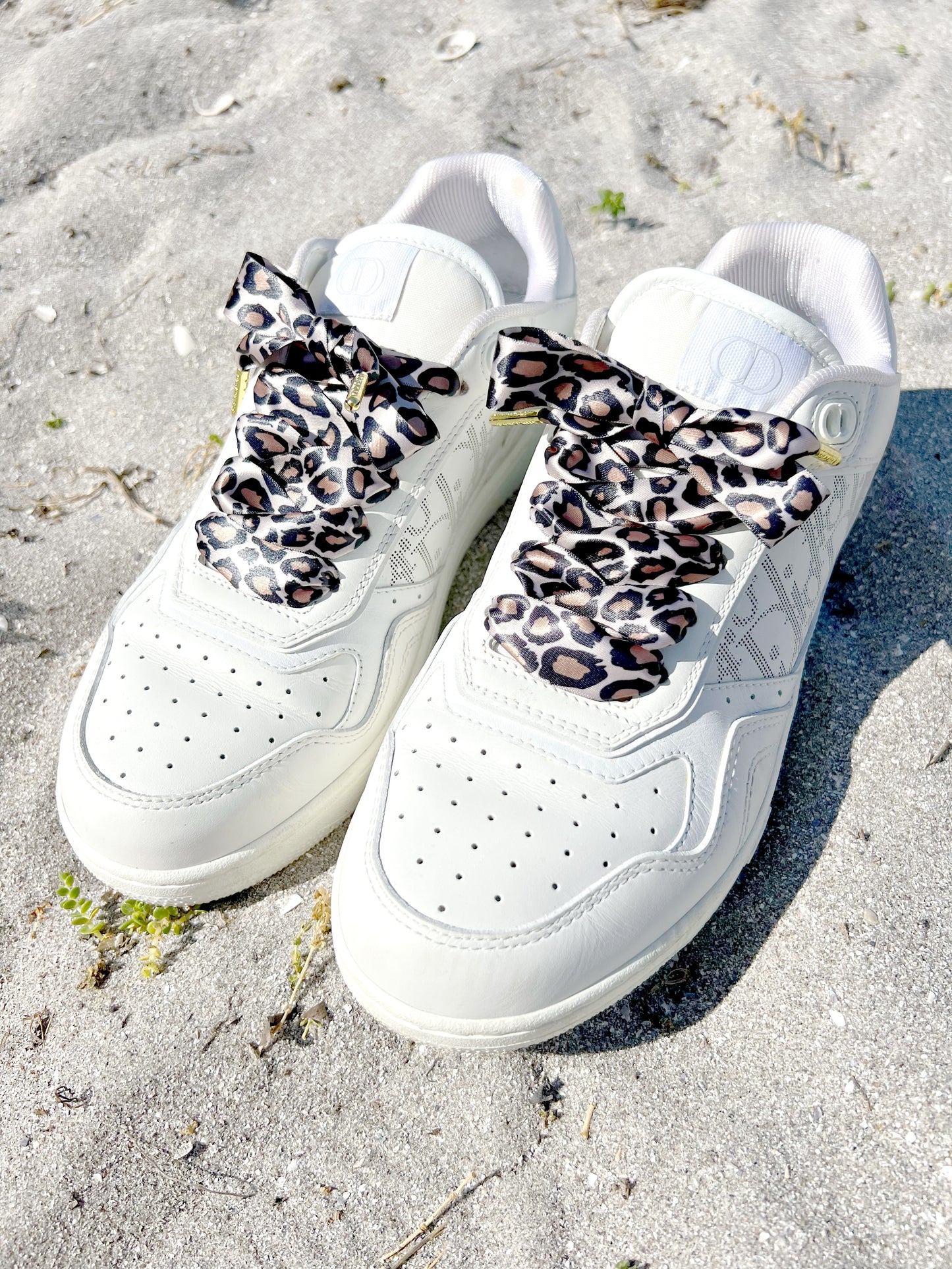 Beige Leopard 2cm – Beige Leopardmönstrade Siden Skosnören med Gulddetaljer (Sample)