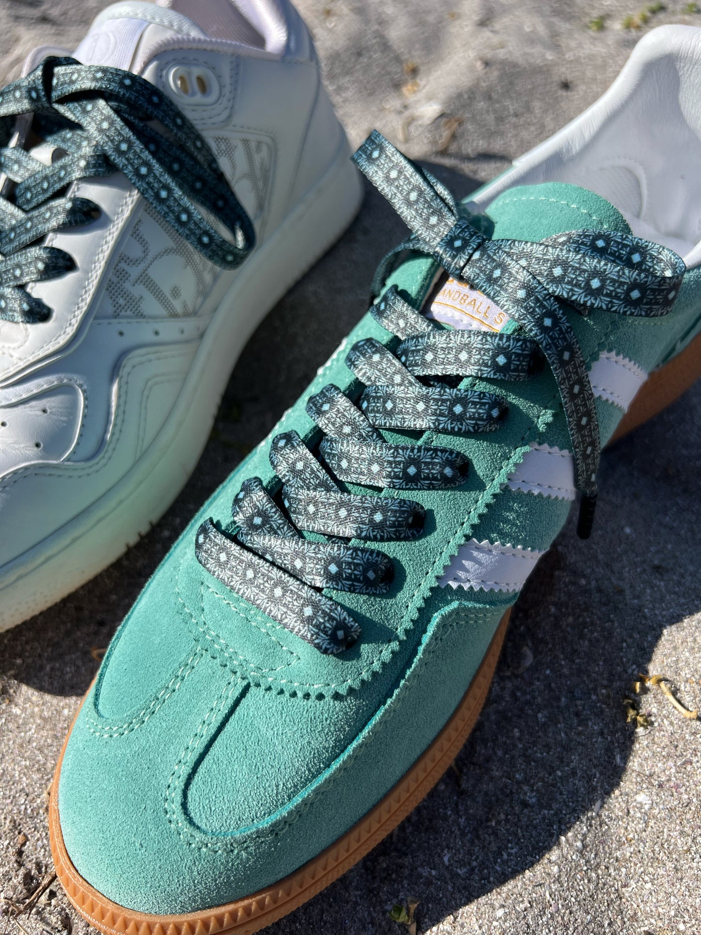 Petrol Green 1cm – Mörkgröna Mönstrade Skosnören med Svarta Metalldetaljer (Sample)