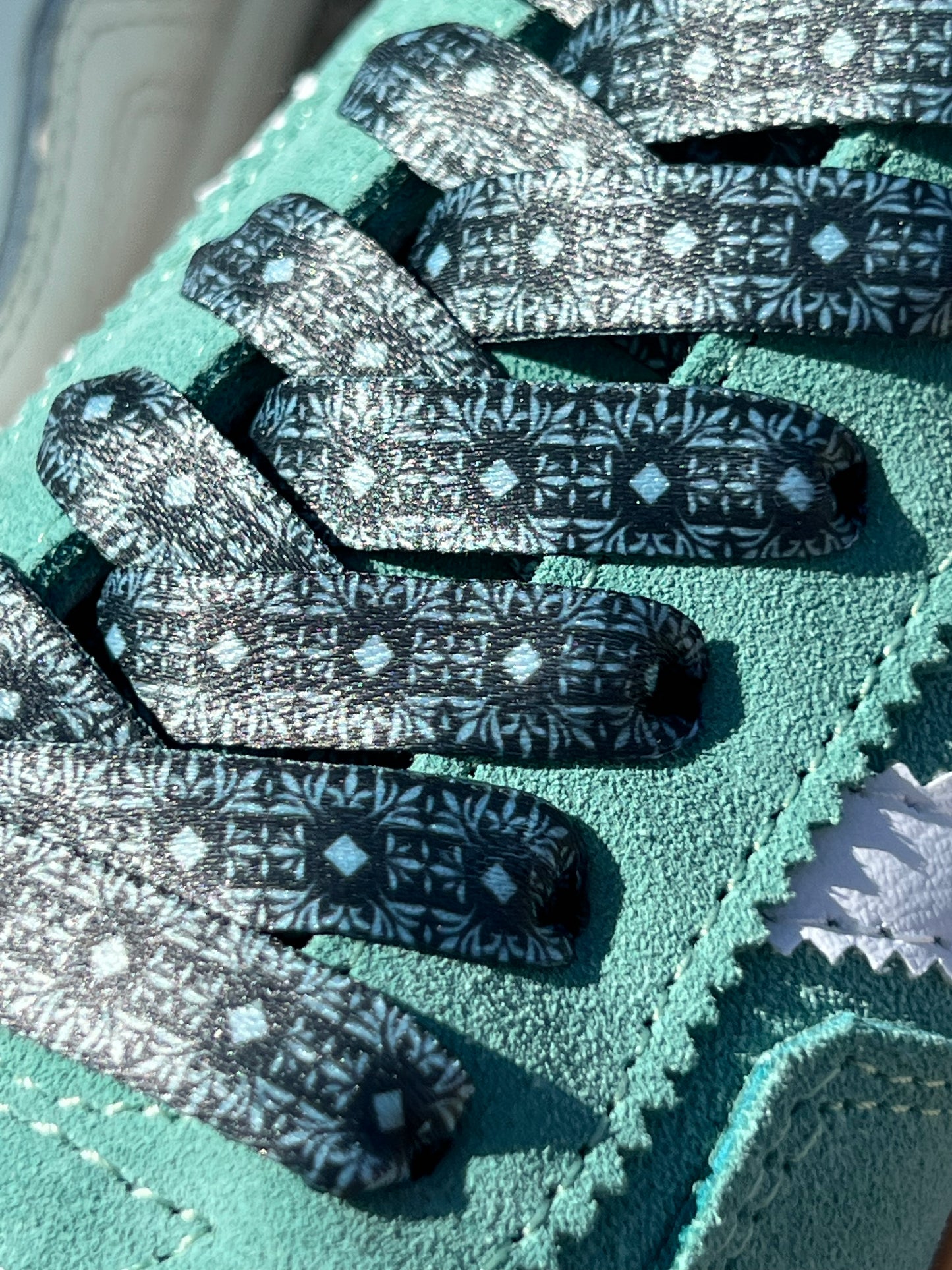 Petrol Green 1cm – Mörkgröna Mönstrade Skosnören med Svarta Metalldetaljer (Sample)