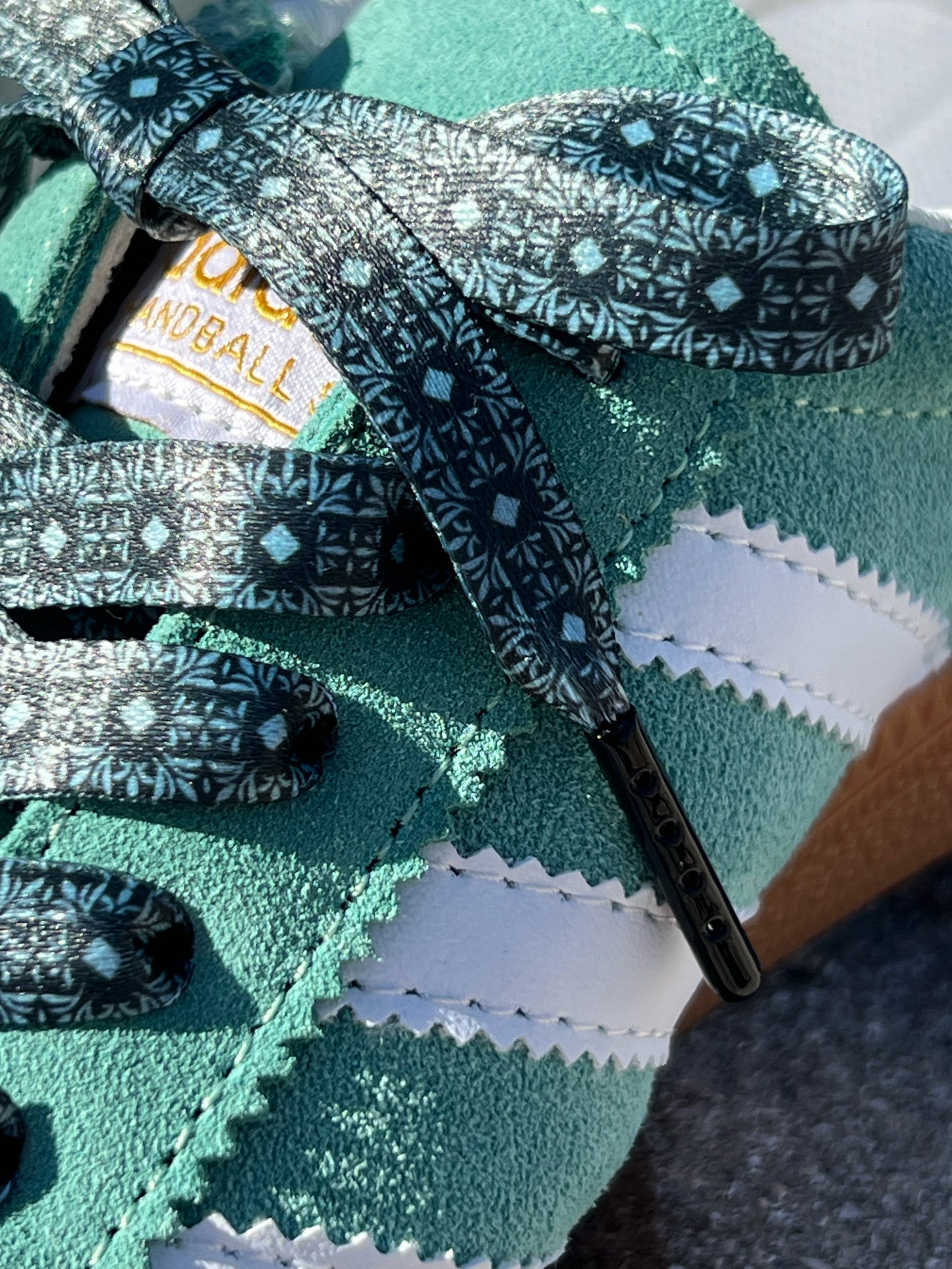 Petrol Green 1cm – Mörkgröna Mönstrade Skosnören med Svarta Metalldetaljer (Sample)