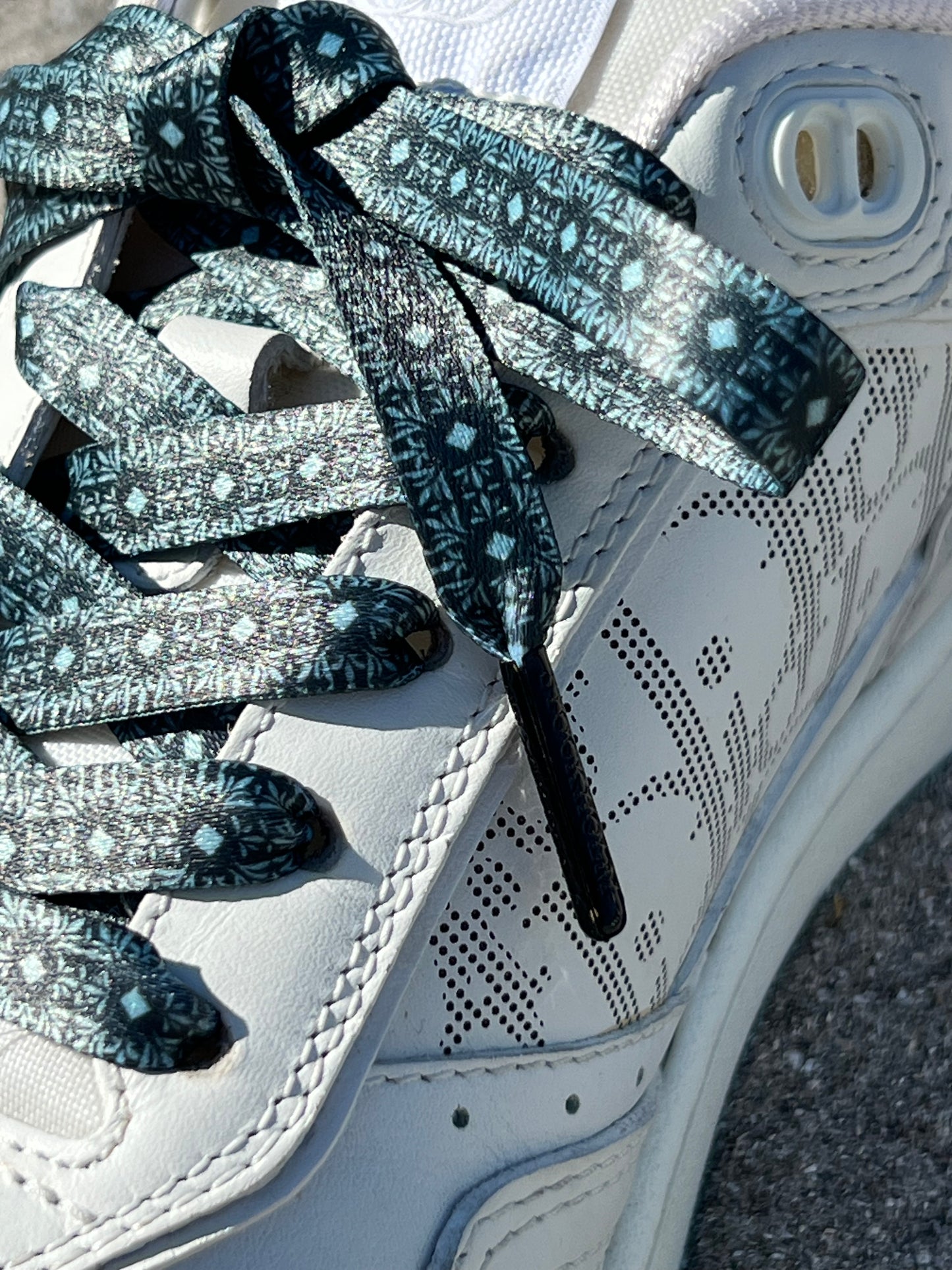 Petrol Green 1cm – Mörkgröna Mönstrade Skosnören med Svarta Metalldetaljer (Sample)