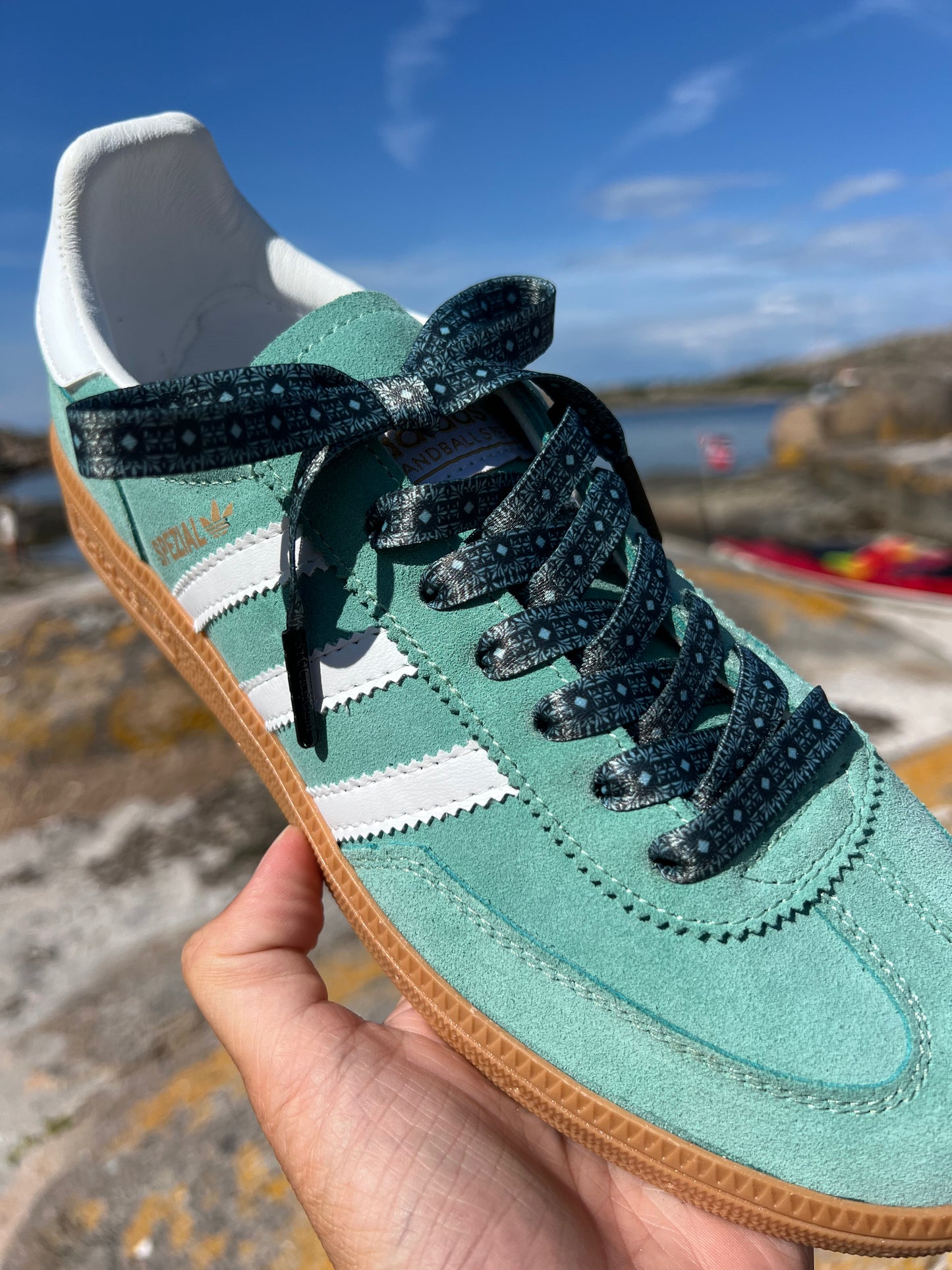 Petrol Green 1cm – Mörkgröna Mönstrade Skosnören med Svarta Metalldetaljer (Sample)