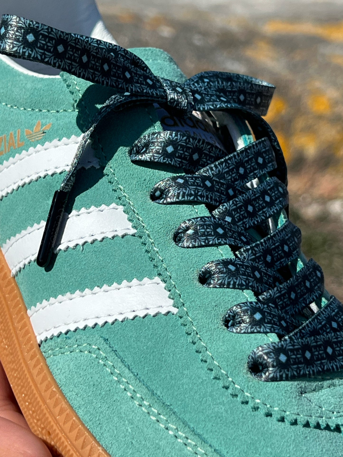 Petrol Green 1cm – Mörkgröna Mönstrade Skosnören med Svarta Metalldetaljer (Sample)