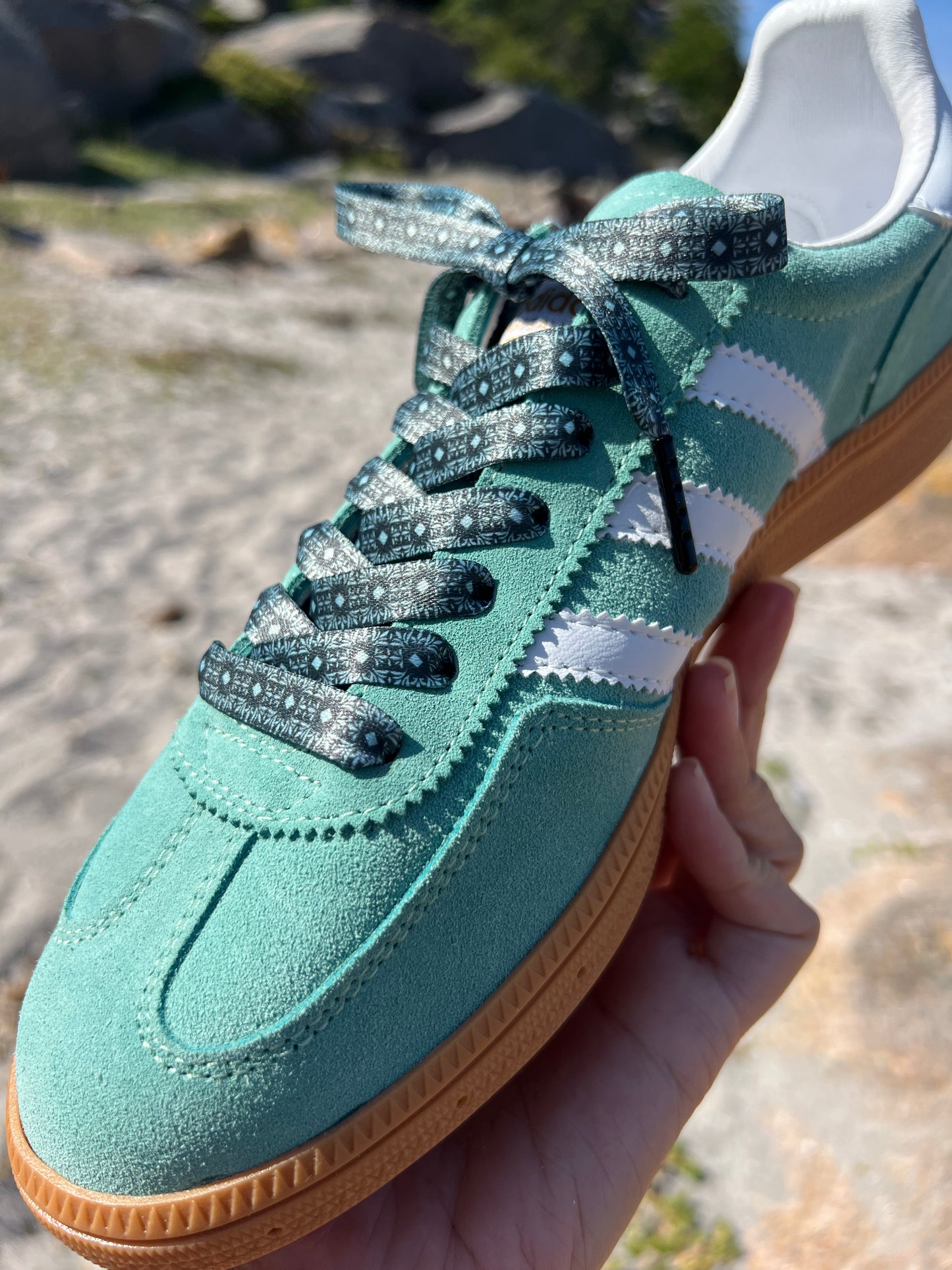 Petrol Green 1cm – Mörkgröna Mönstrade Skosnören med Svarta Metalldetaljer (Sample)