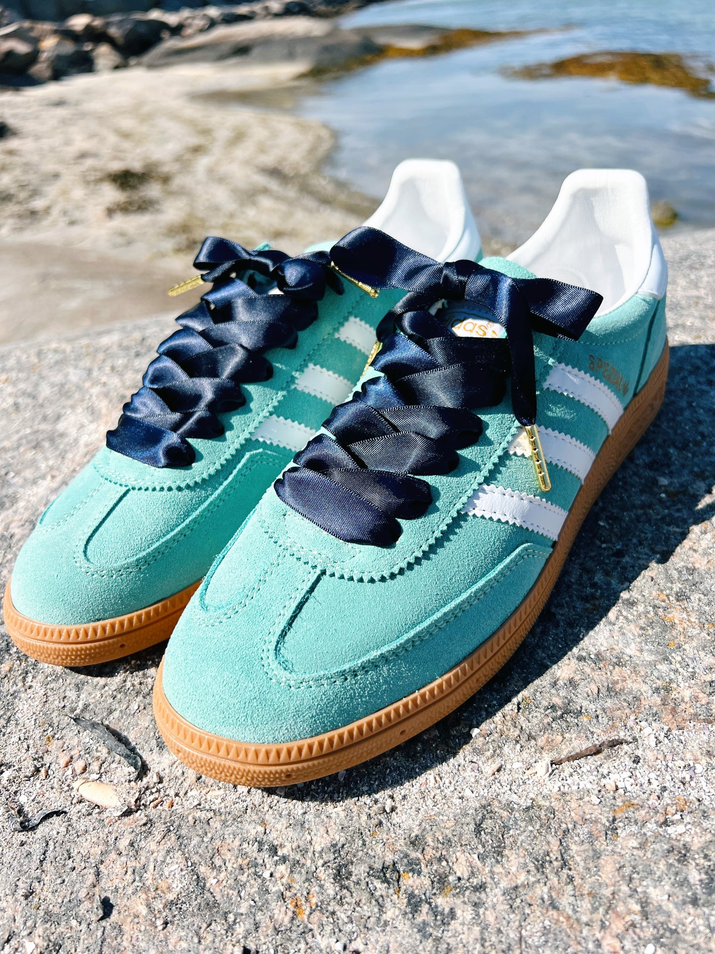 Navy Silk 1,5cm – Marinblå Siden Skosnören med Gulddetaljer (Sample Edition)