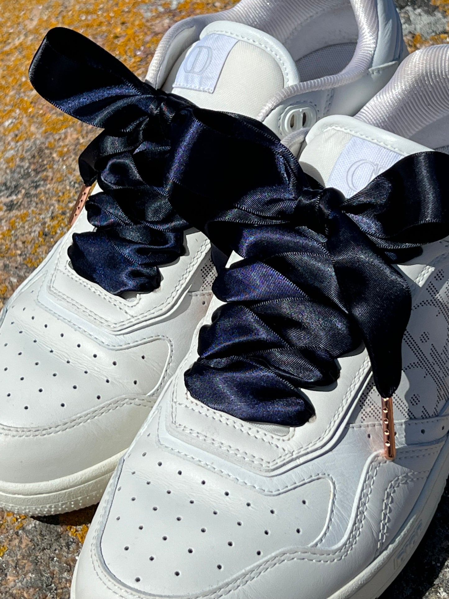 Navy Silk 2,5cm – Marinblå Siden Skosnören med Roséfärgade Metalldetaljer (Sample)