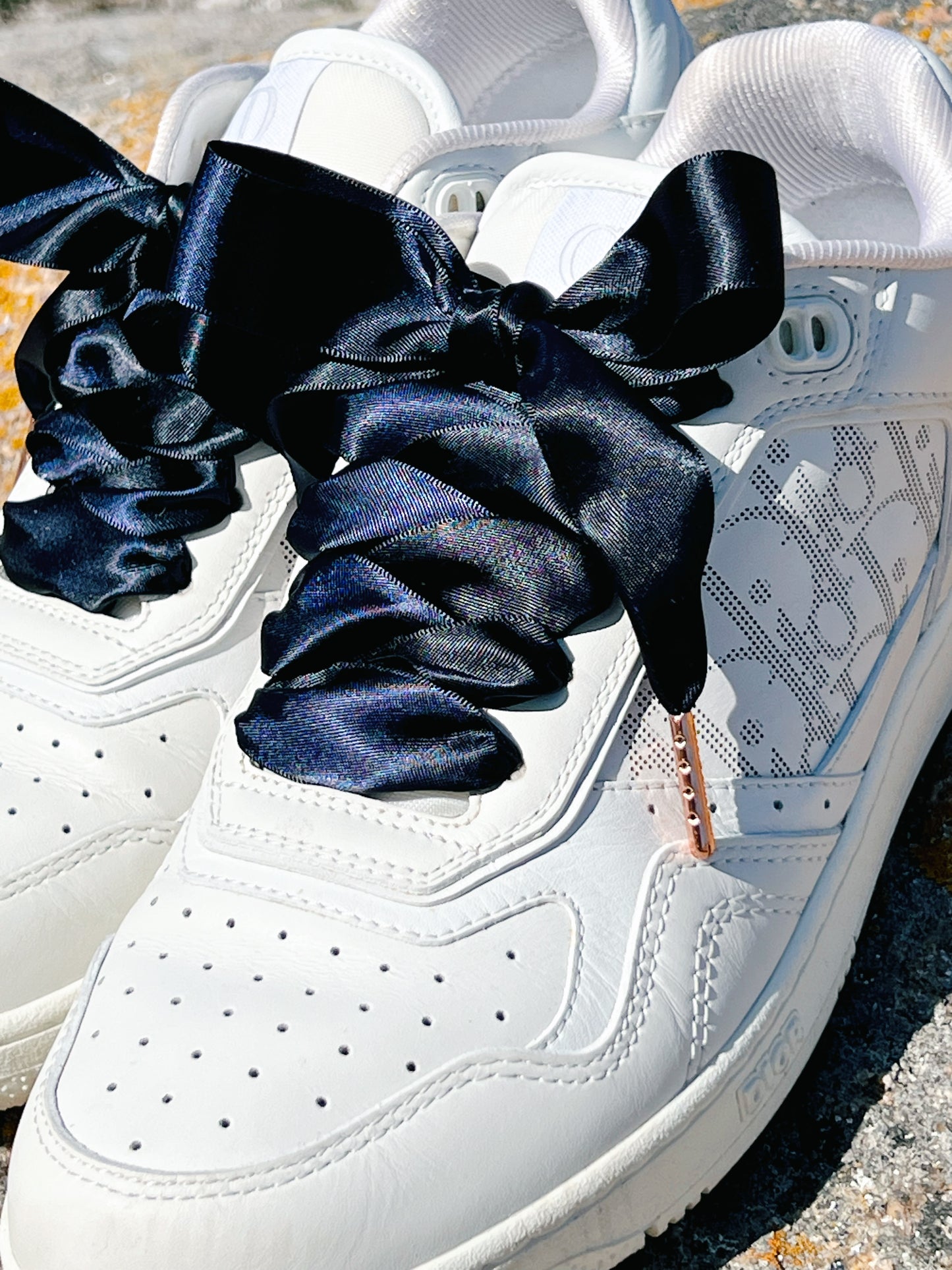 Navy Silk 2,5cm – Marinblå Siden Skosnören med Roséfärgade Metalldetaljer (Sample)