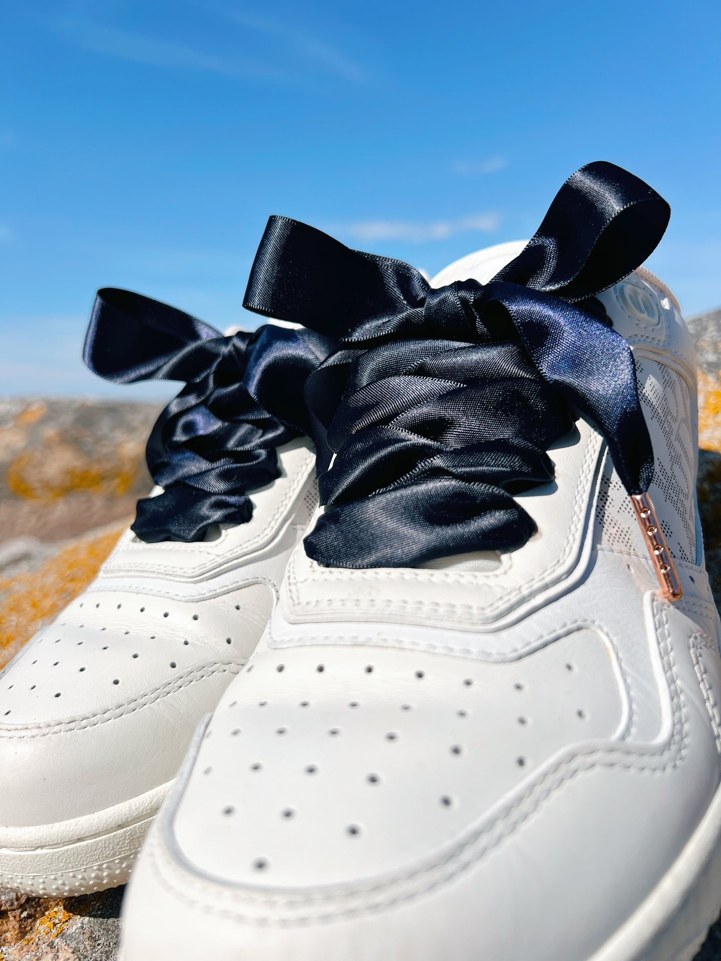 Navy Silk 2,5cm – Marinblå Siden Skosnören med Roséfärgade Metalldetaljer (Sample)