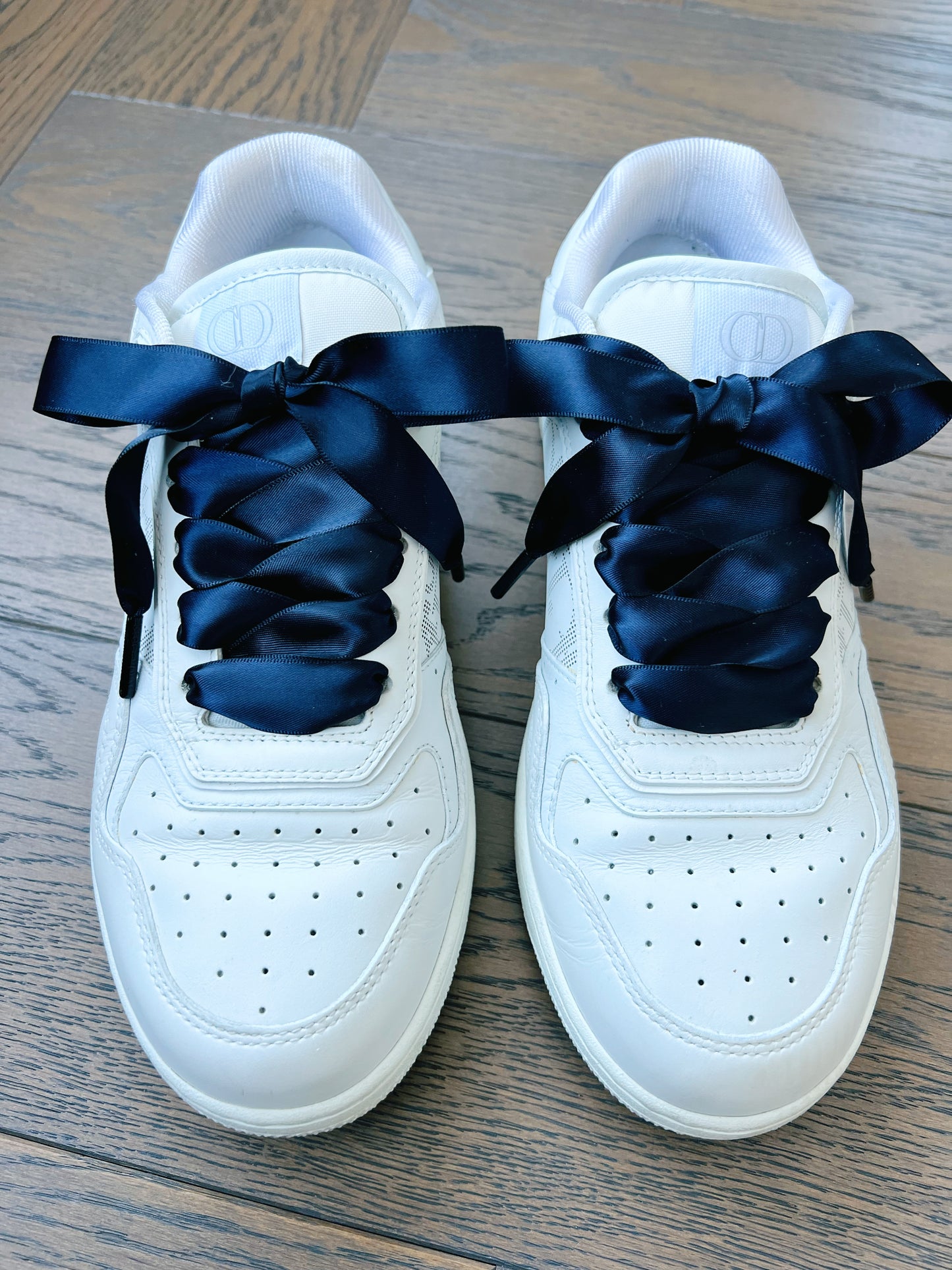 Navy Silk 2cm – Marinblå Siden Skosnören med Svarta Metalldetaljer (Sample)
