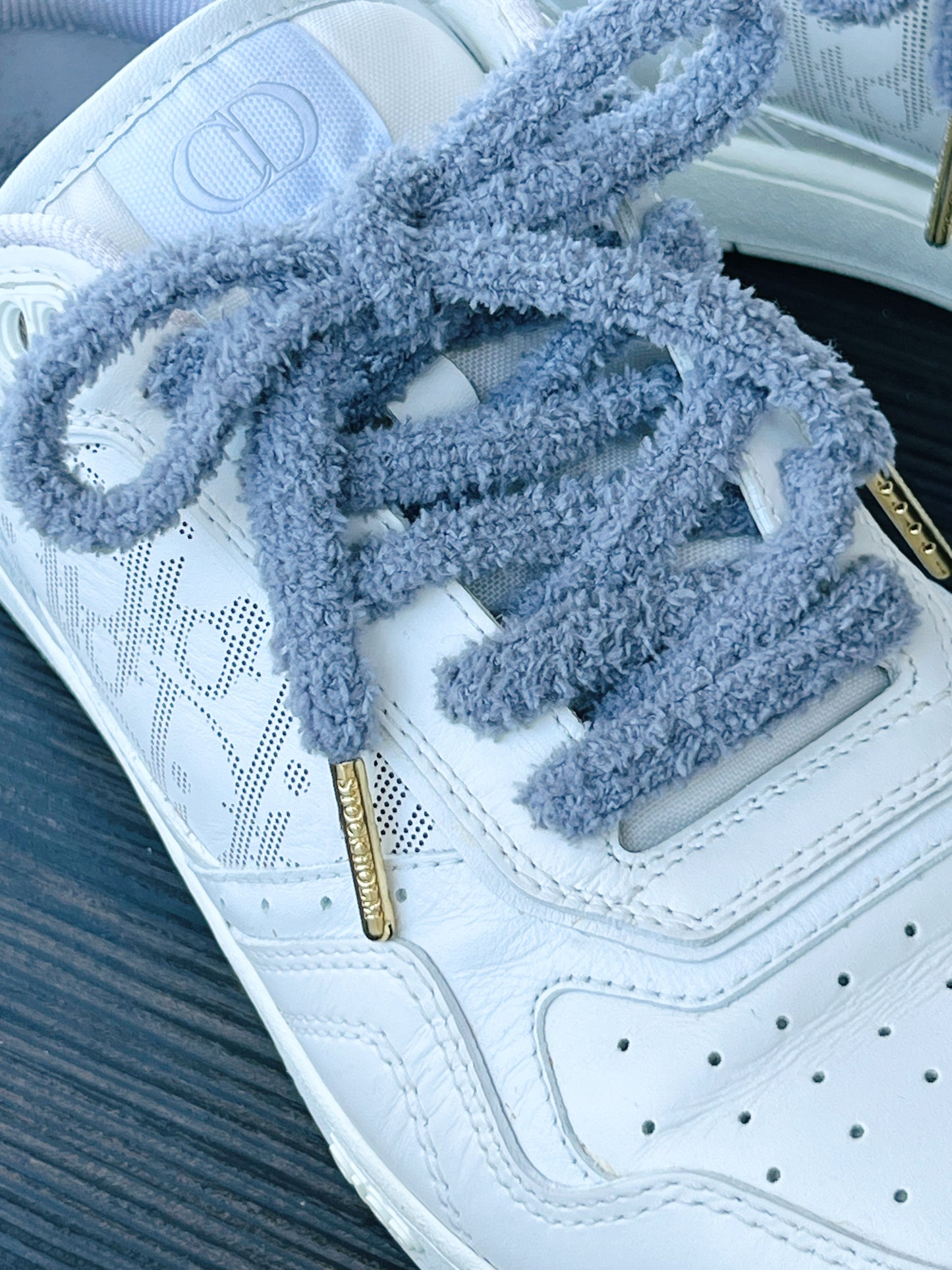 Grey Teddy – Grå Fluffiga Teddy Skosnören med Gulddetaljer (Sample)