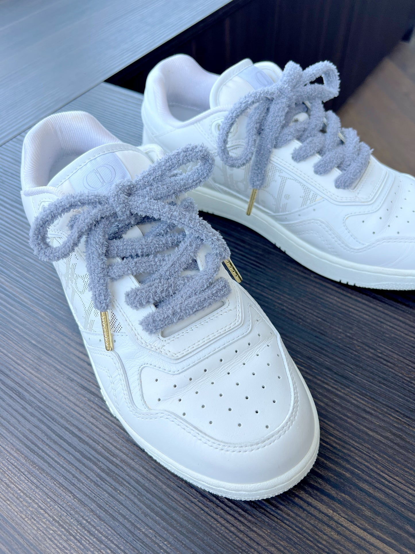 Grey Teddy – Grå Fluffiga Teddy Skosnören med Gulddetaljer (Sample)
