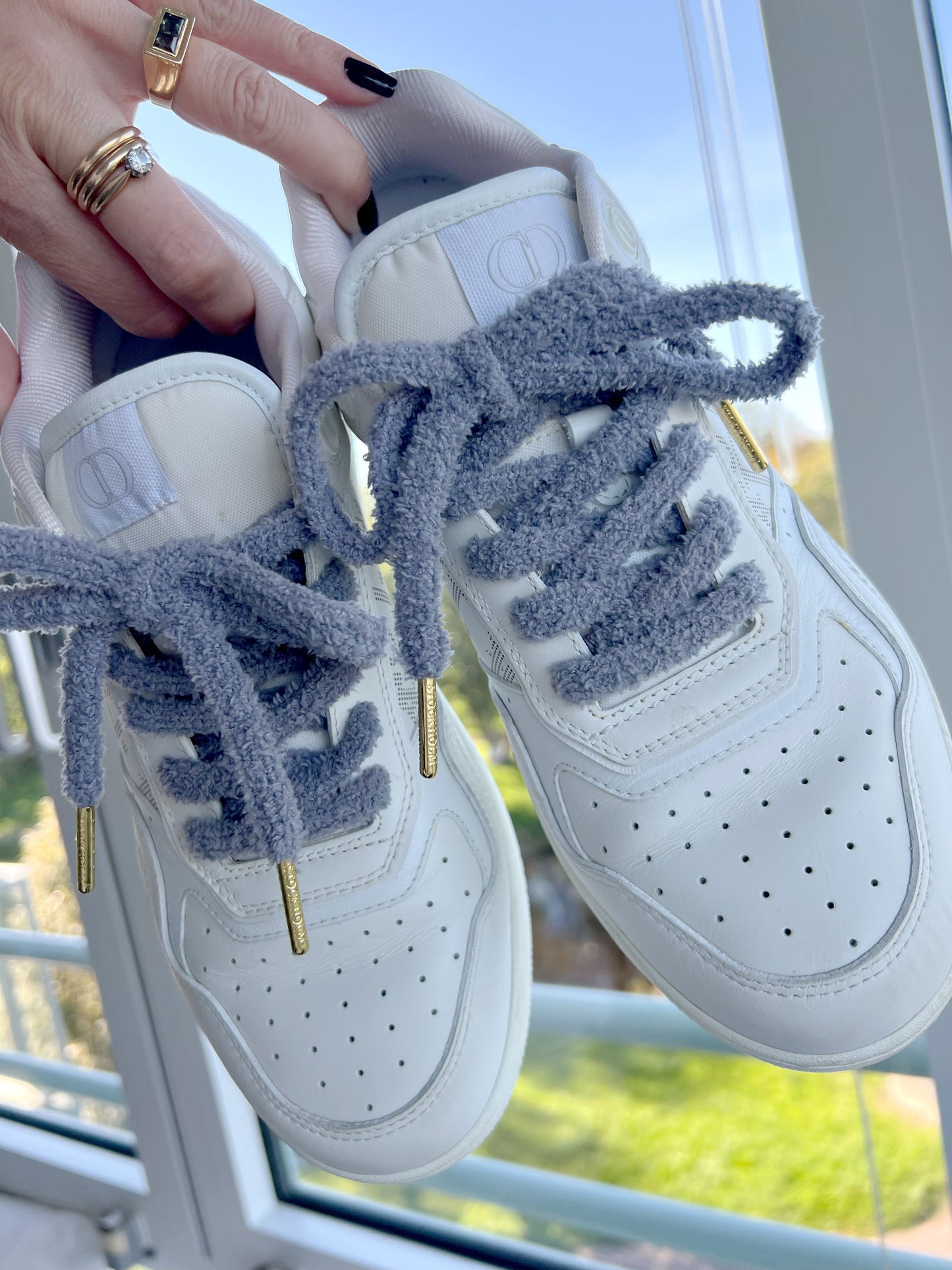 Grey Teddy – Grå Fluffiga Teddy Skosnören med Gulddetaljer (Sample)