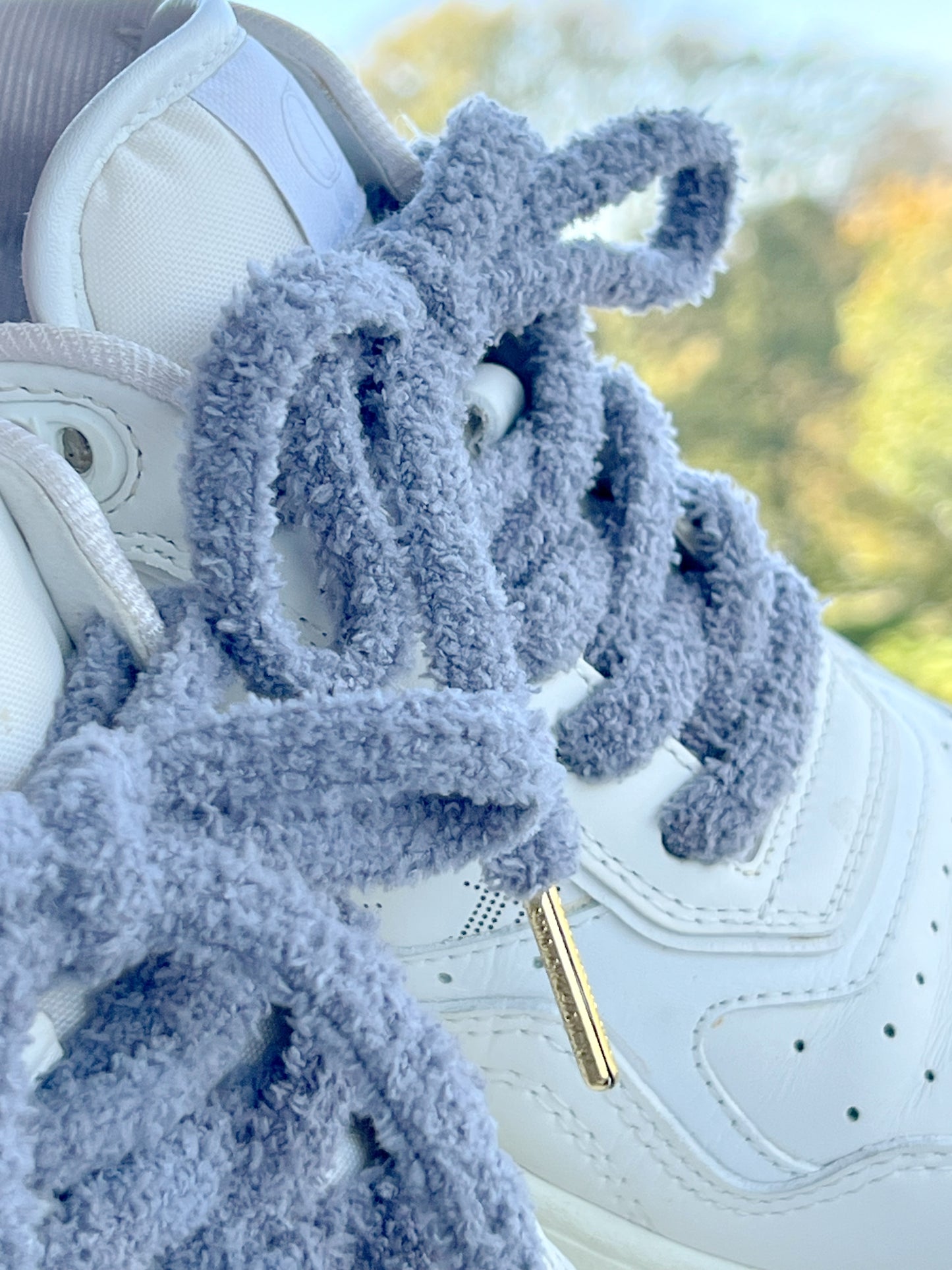 Grey Teddy – Grå Fluffiga Teddy Skosnören med Gulddetaljer (Sample)
