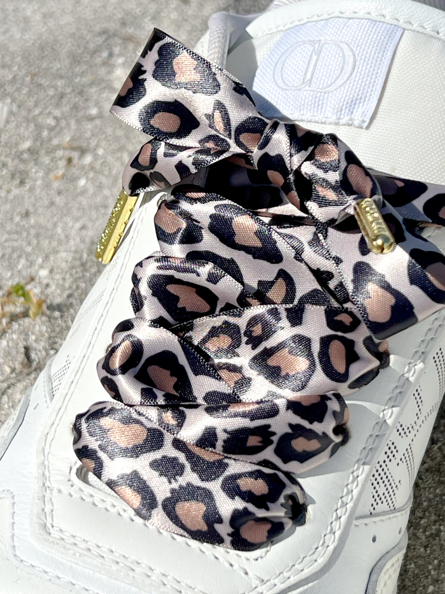 Beige Leopard 2cm – Beige Leopardmönstrade Siden Skosnören med Gulddetaljer (Sample)