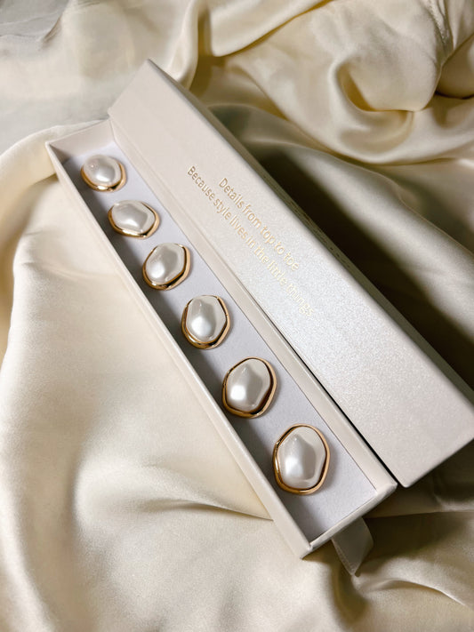 Andrea – Asymmetric Pearl Button Charm Gold (6 pcs)