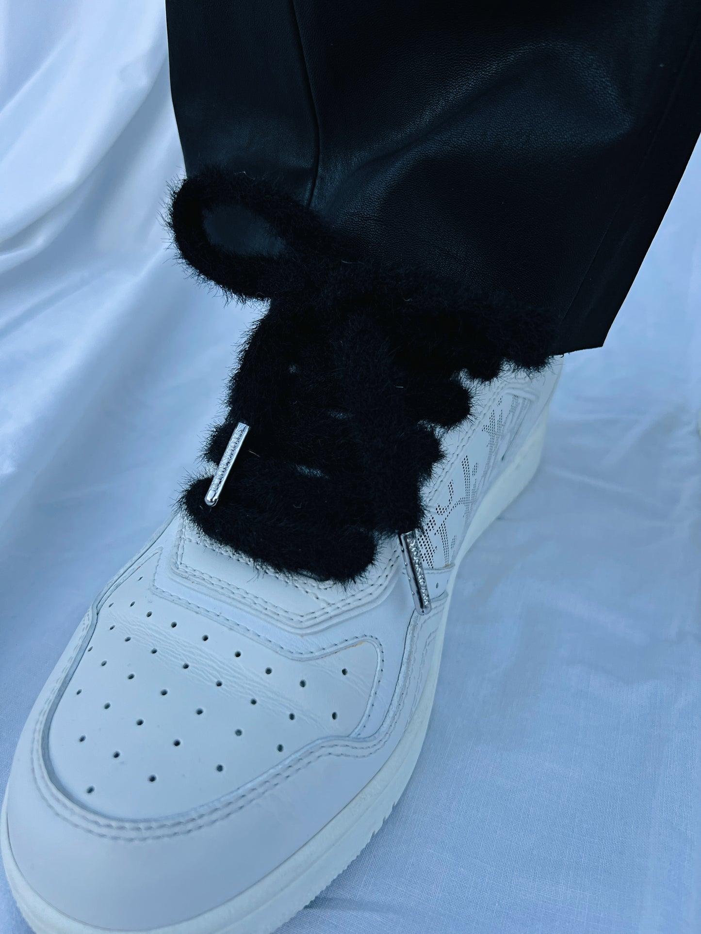 Black Faux Fur Skosnören