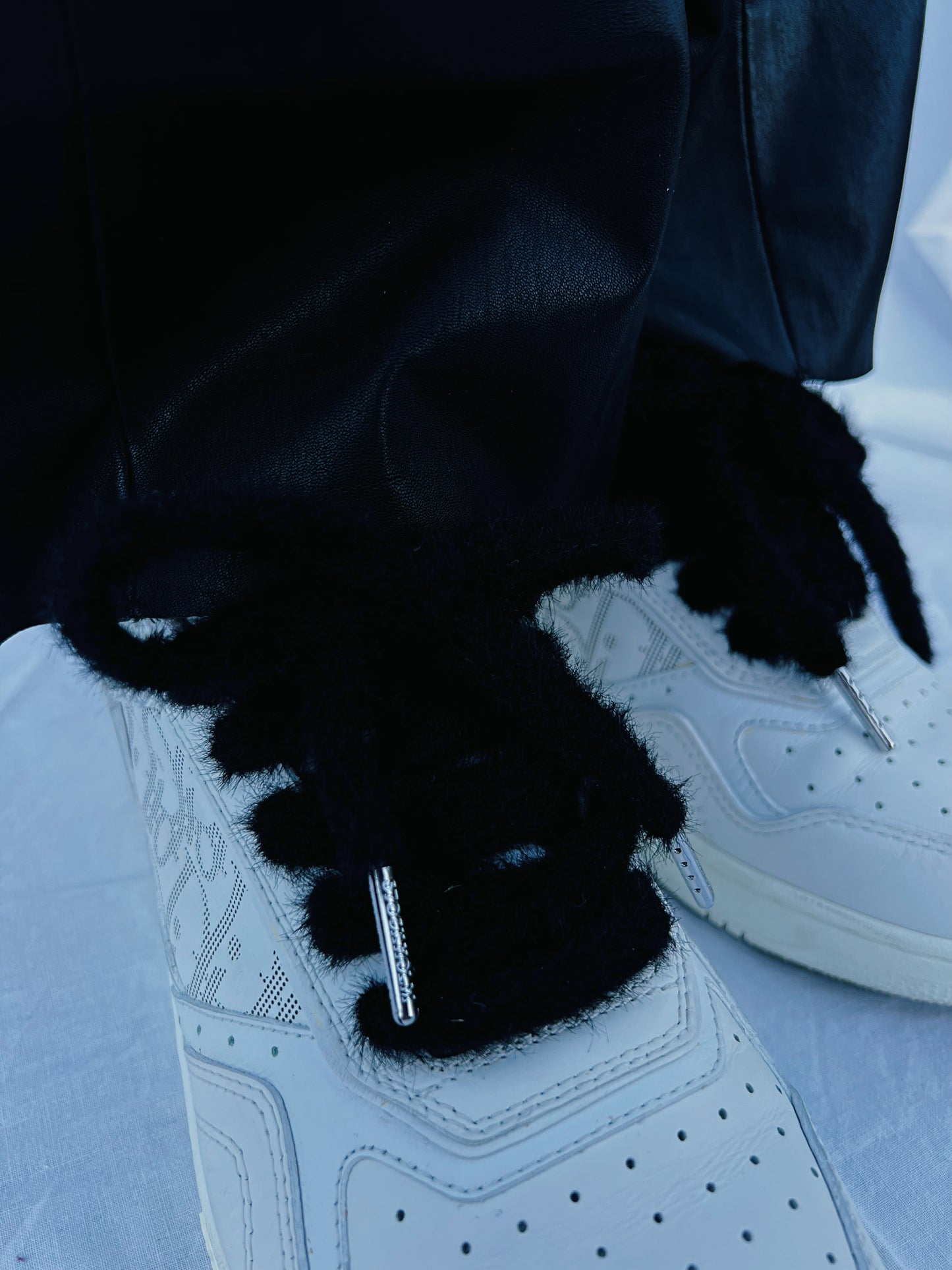 Black Faux Fur Skosnören