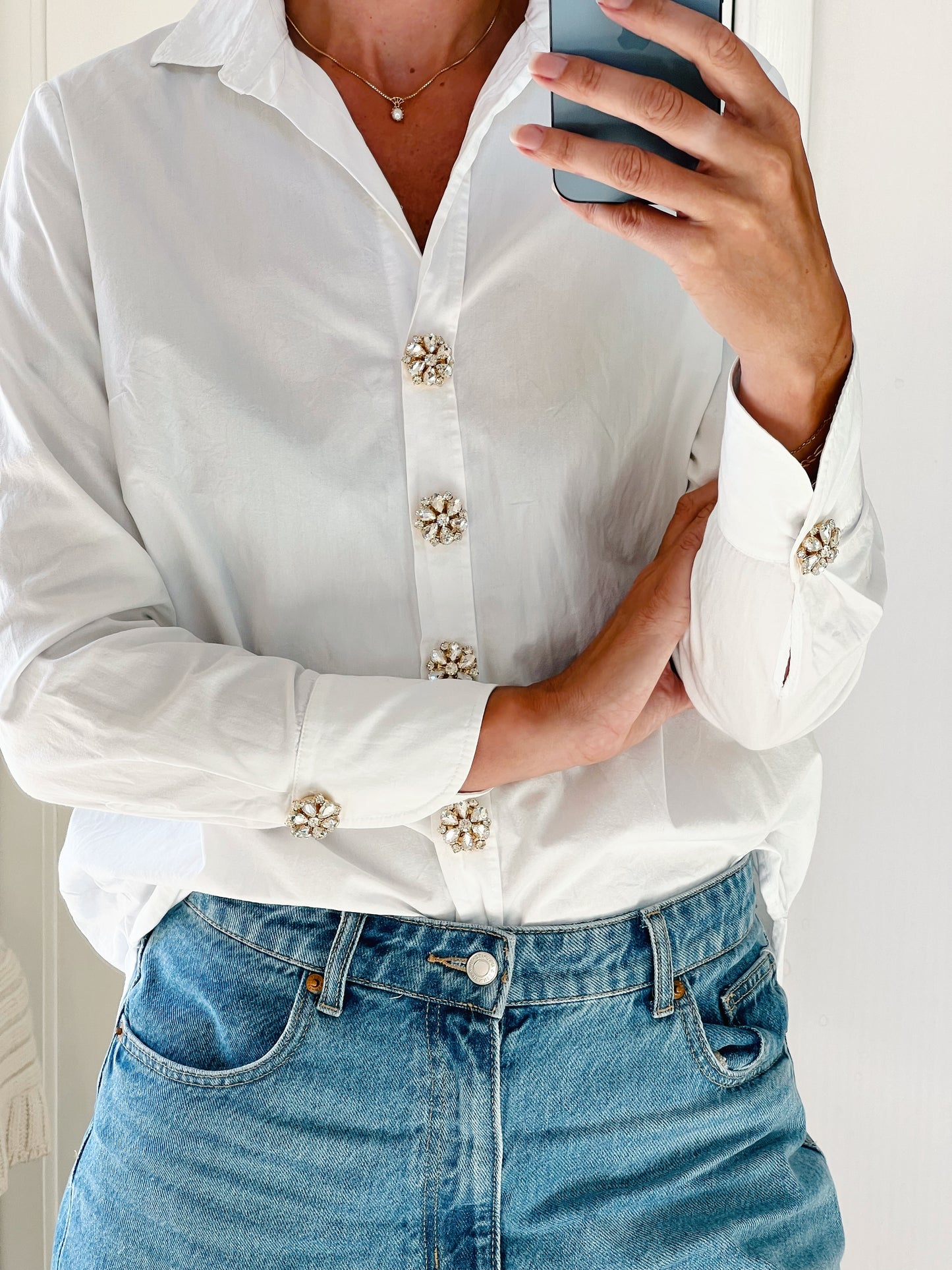 Signe – White Flower Button Charm Gold