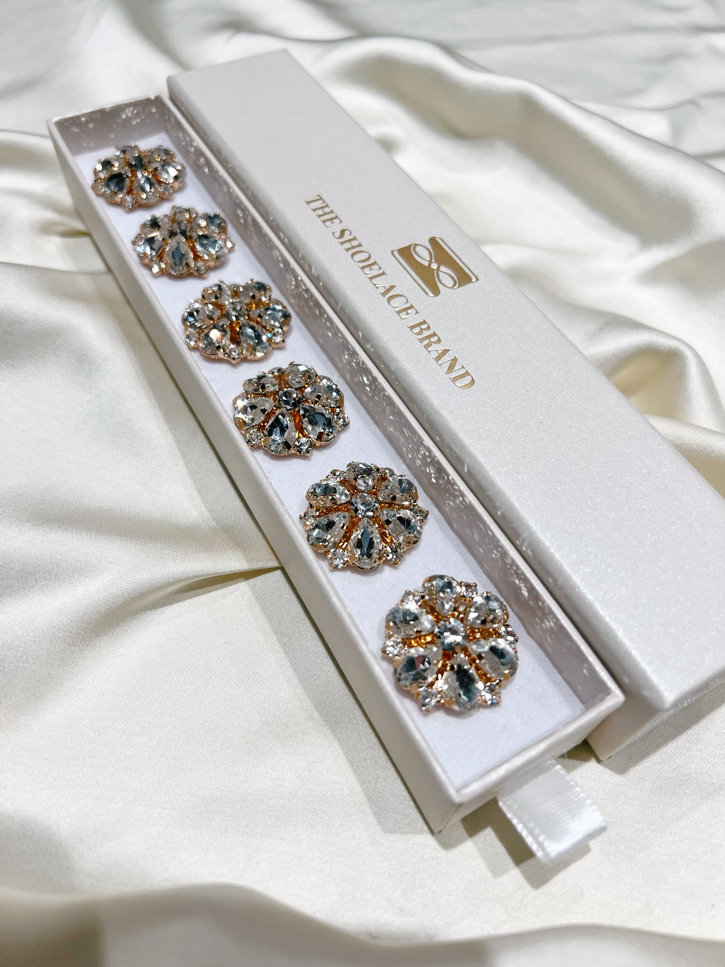 Signe – White Flower Button Charm Gold