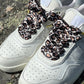 Beige Leopard 2cm – Beige Leopardmönstrade Siden Skosnören med Gulddetaljer (Sample)
