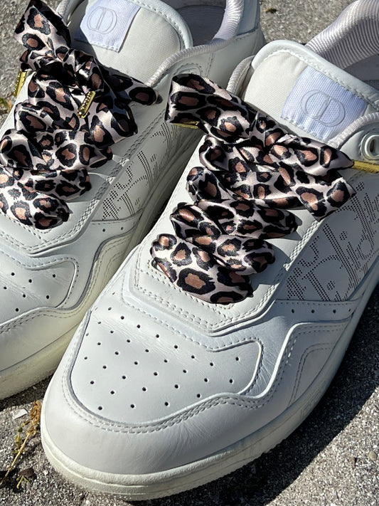 Beige Leopard 2cm – Beige Leopardmönstrade Siden Skosnören med Gulddetaljer (Sample)