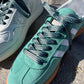 Petrol Green 1cm – Mörkgröna Mönstrade Skosnören med Svarta Metalldetaljer (Sample)