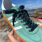 Petrol Green 1cm – Mörkgröna Mönstrade Skosnören med Svarta Metalldetaljer (Sample)