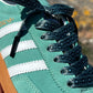 Petrol Green 1cm – Mörkgröna Mönstrade Skosnören med Svarta Metalldetaljer (Sample)