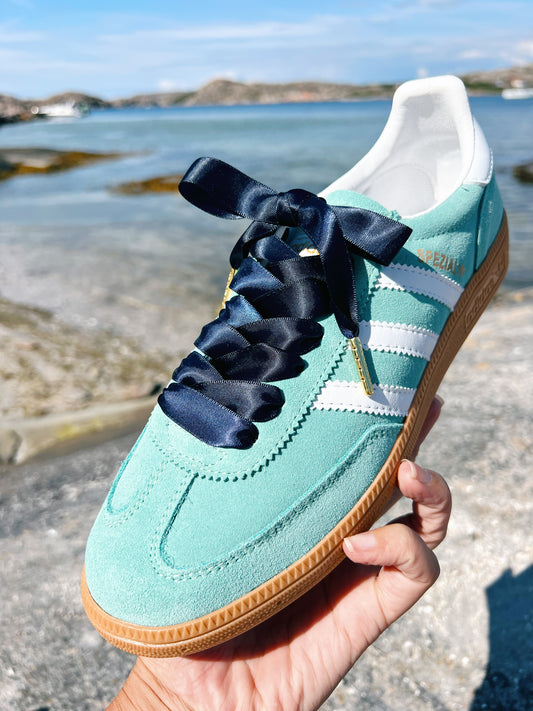 Navy Silk 1,5cm – Marinblå Siden Skosnören med Gulddetaljer (Sample Edition)