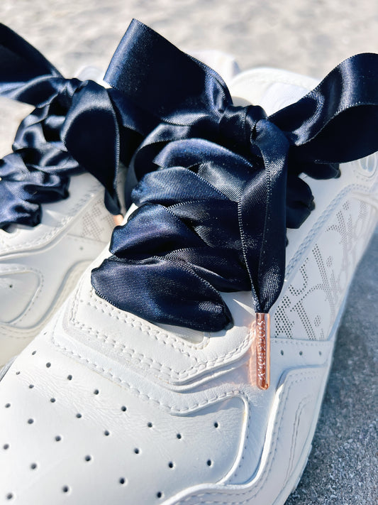 Navy Silk 2,5cm – Marinblå Siden Skosnören med Roséfärgade Metalldetaljer (Sample)