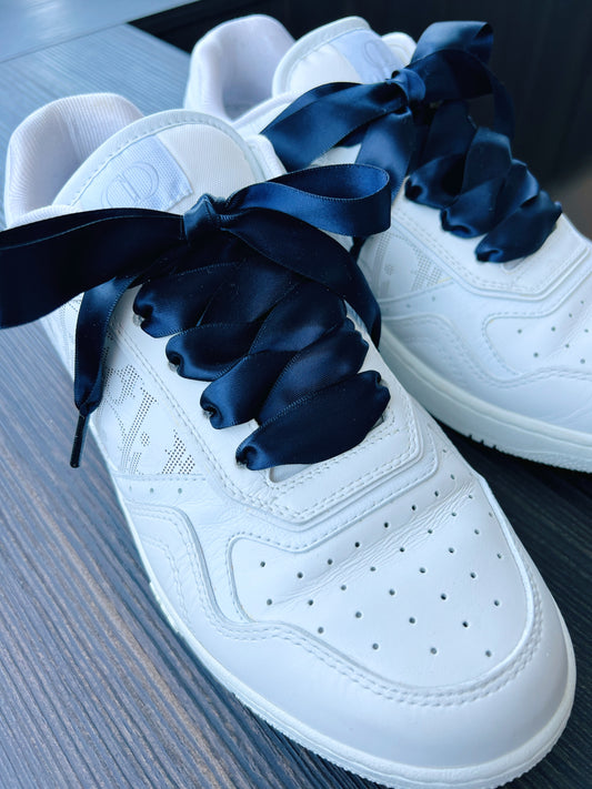Navy Silk 2cm – Marinblå Siden Skosnören med Svarta Metalldetaljer (Sample)