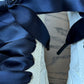 Navy Silk 2cm – Marinblå Siden Skosnören med Svarta Metalldetaljer (Sample)