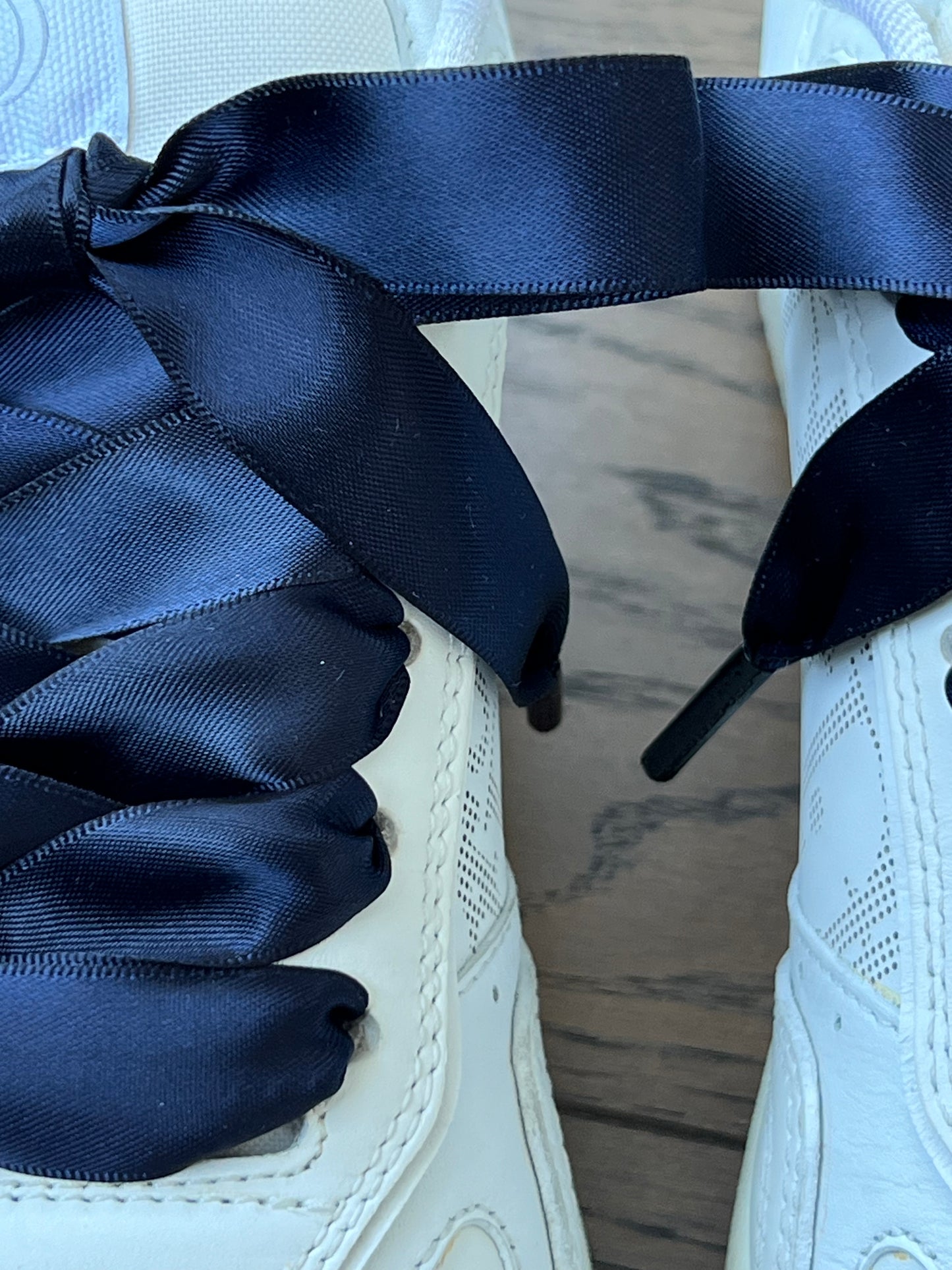 Navy Silk 2cm – Marinblå Siden Skosnören med Svarta Metalldetaljer (Sample)