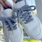 Grey Teddy – Grå Fluffiga Teddy Skosnören med Gulddetaljer (Sample)