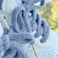 Grey Teddy – Grå Fluffiga Teddy Skosnören med Gulddetaljer (Sample)