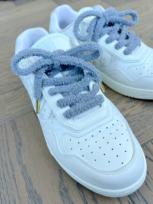 Grey Teddy – Grå Fluffiga Teddy Skosnören med Gulddetaljer (Sample)