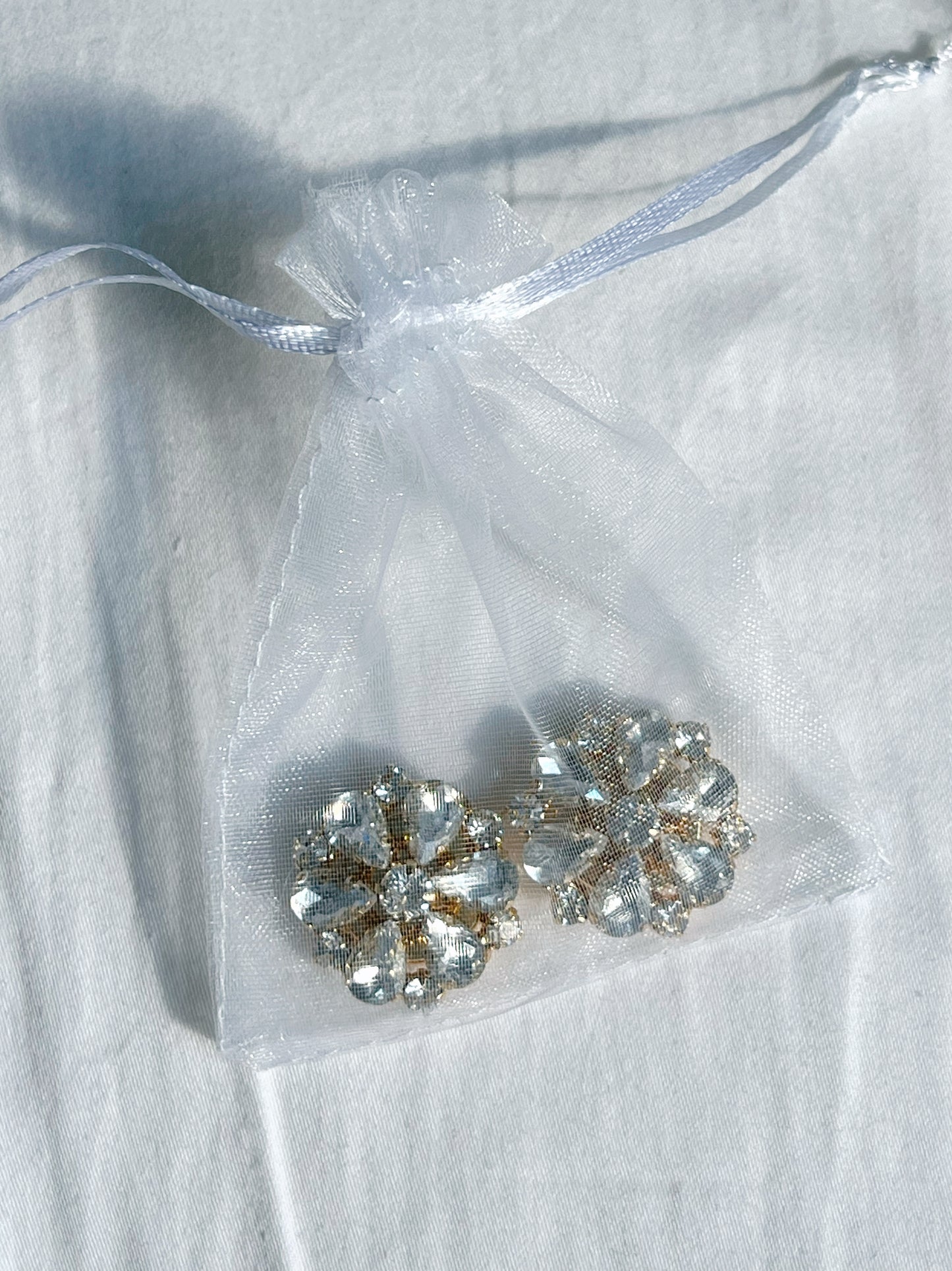 Signe – White Flower Button Charm Gold