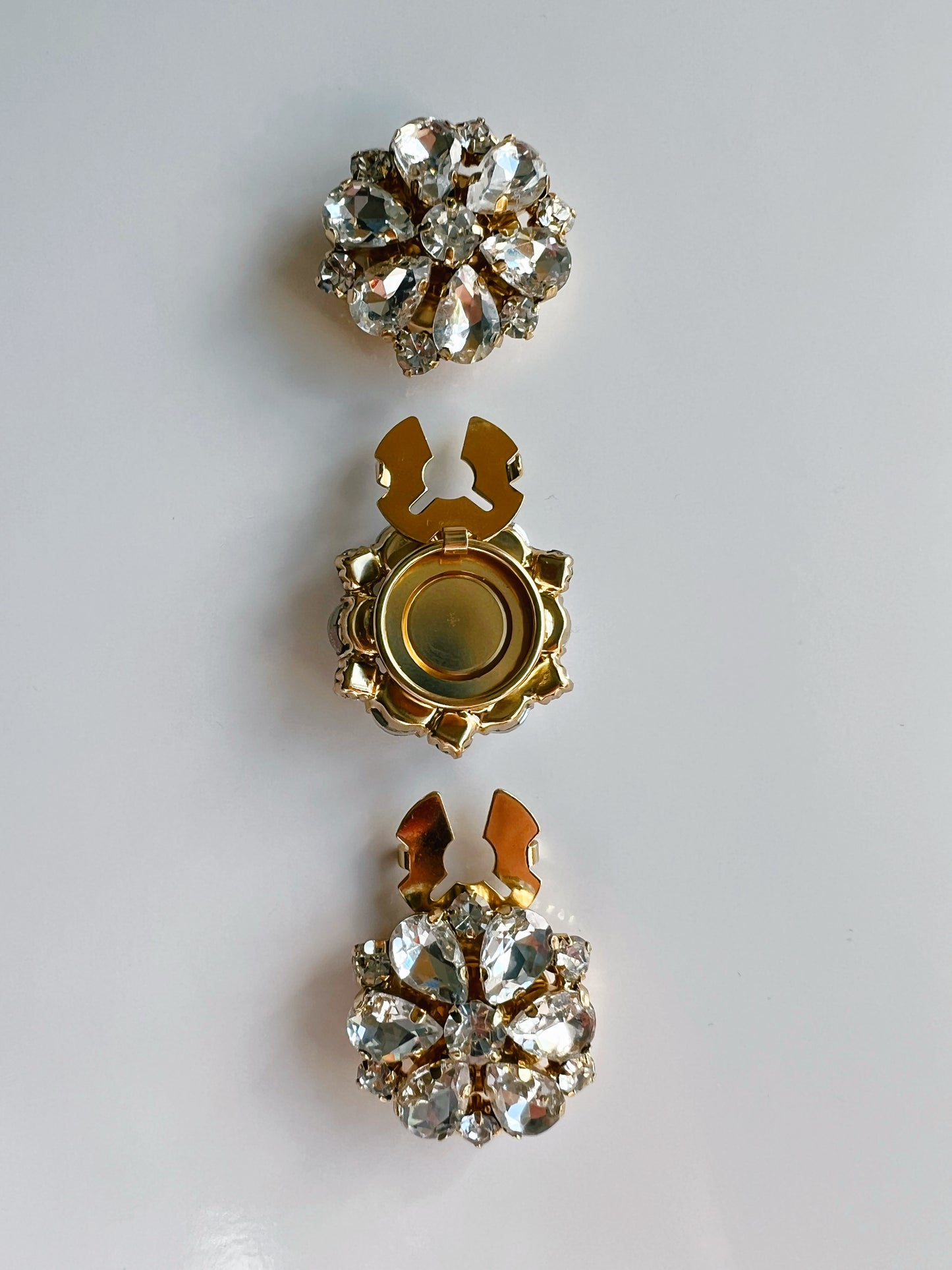 Signe – White Flower Button Charm Gold