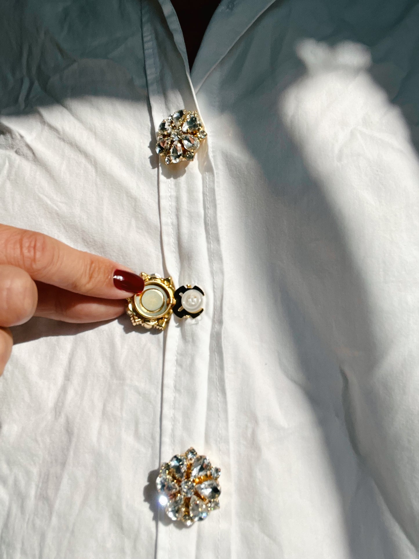 Signe – White Flower Button Charm Gold