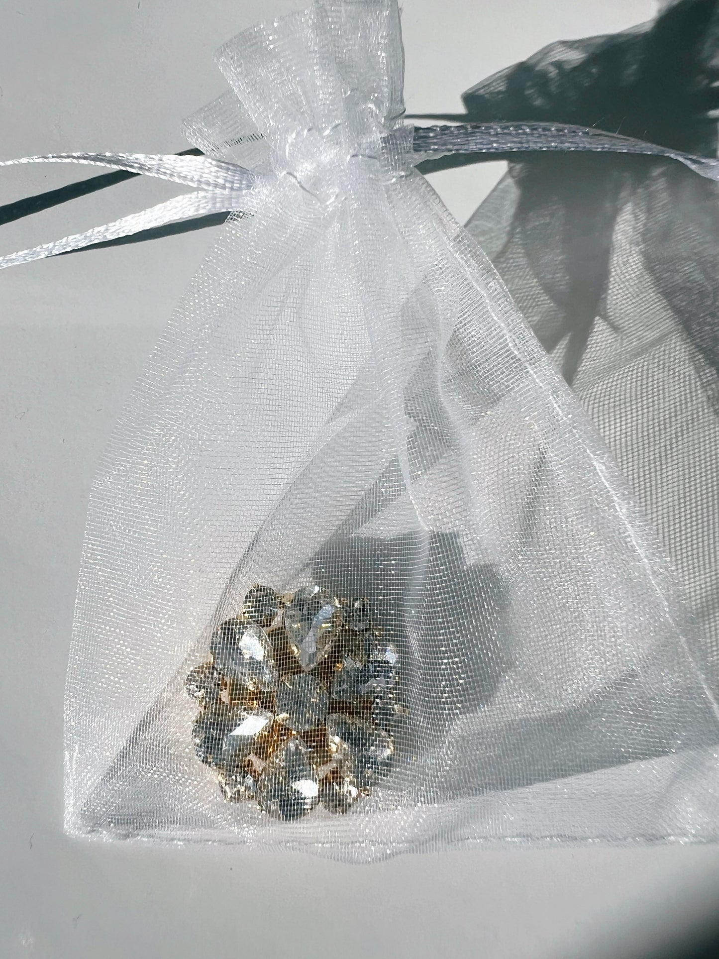 Signe – White Flower Button Charm Gold