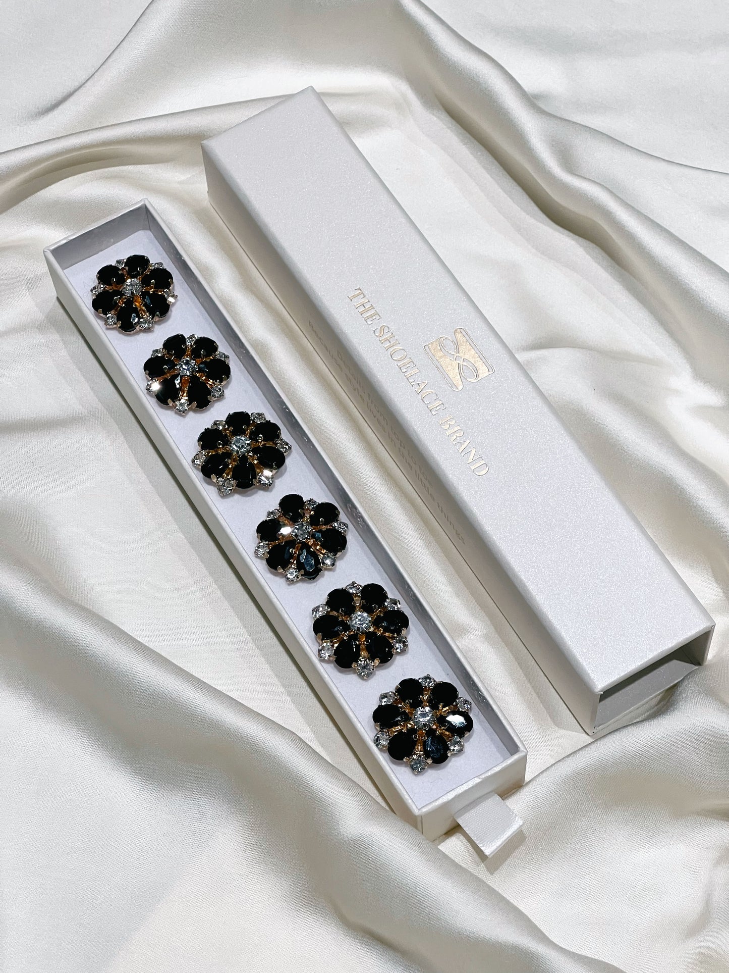 Maja – Black & White Flower Button Charm Gold