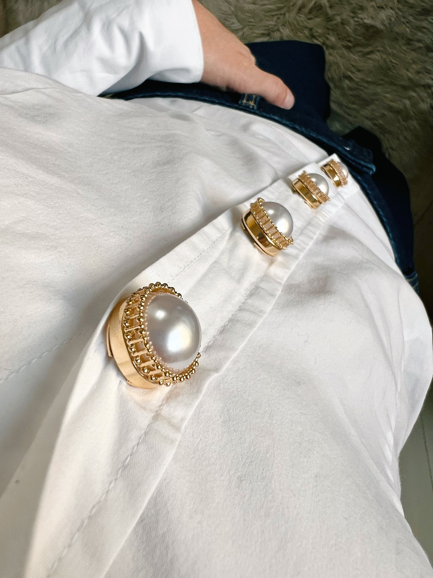 Linnea – Pearl Button Charm Gold