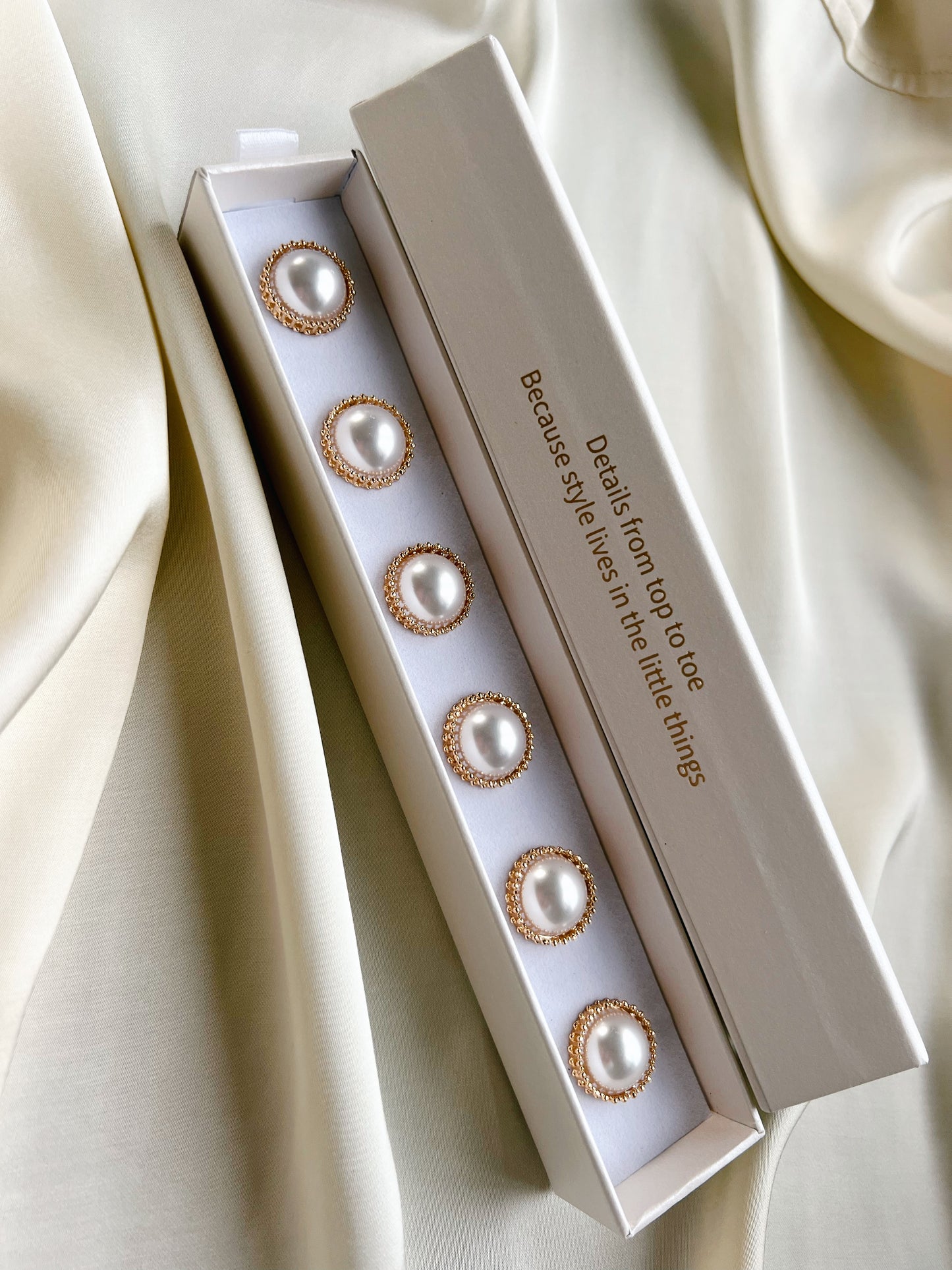 Linnea – Pearl Button Charm Gold