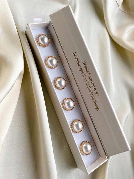 Linnea – Pearl Button Charm Gold