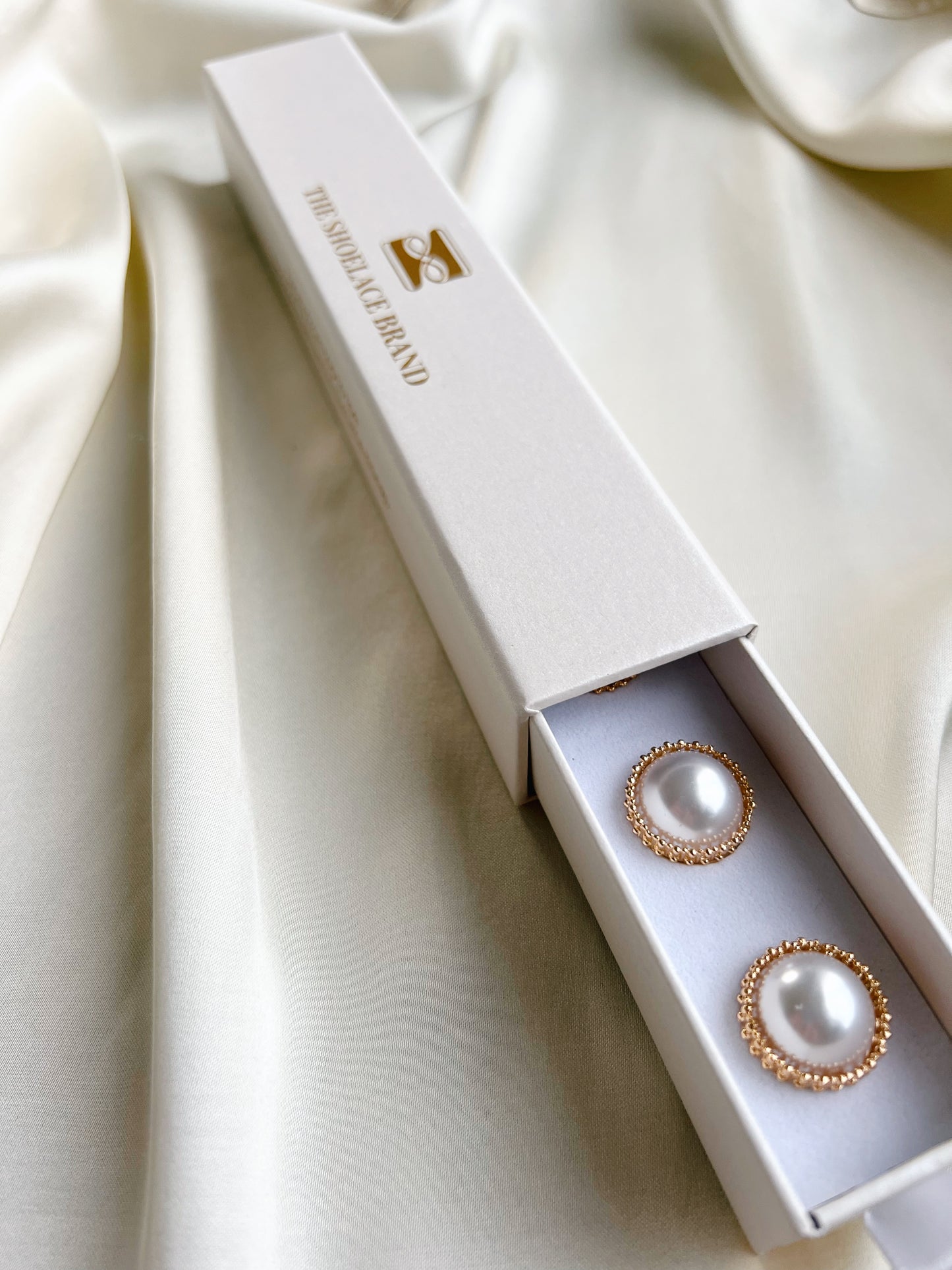 Linnea – Pearl Button Charm Gold