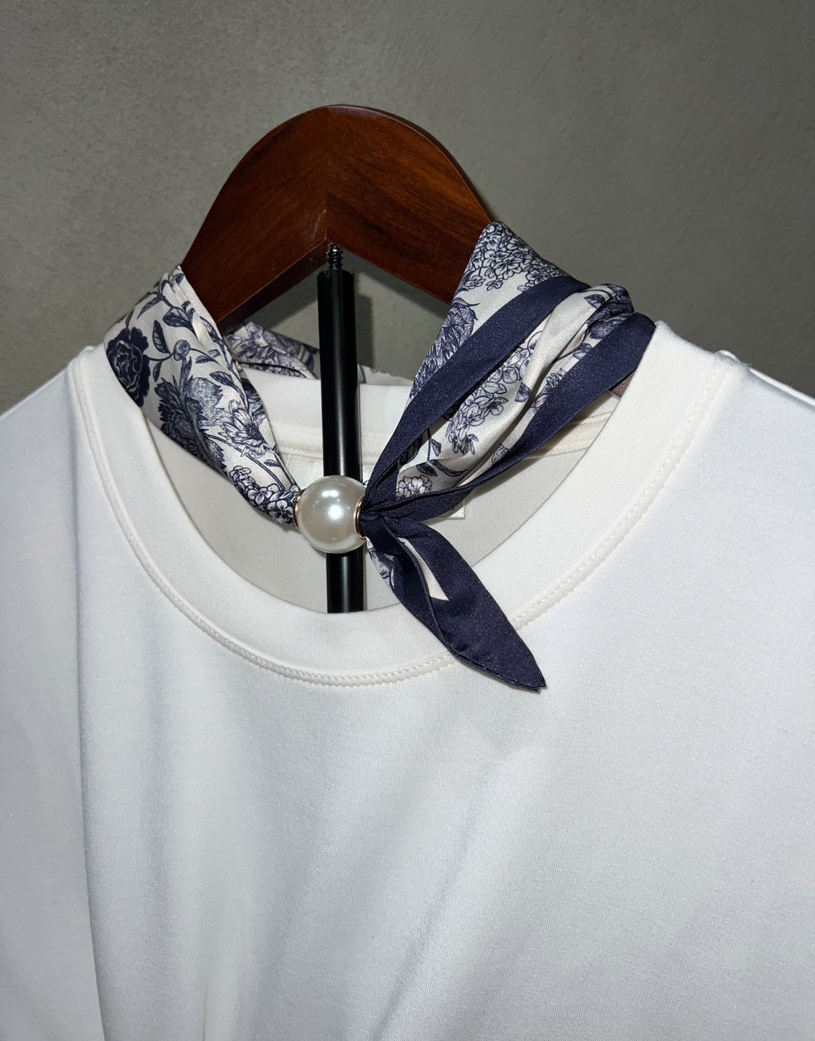 Magnetic Scarf Blue Floral