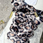 Beige Leopard 2cm – Beige Leopardmönstrade Siden Skosnören med Gulddetaljer (Sample)